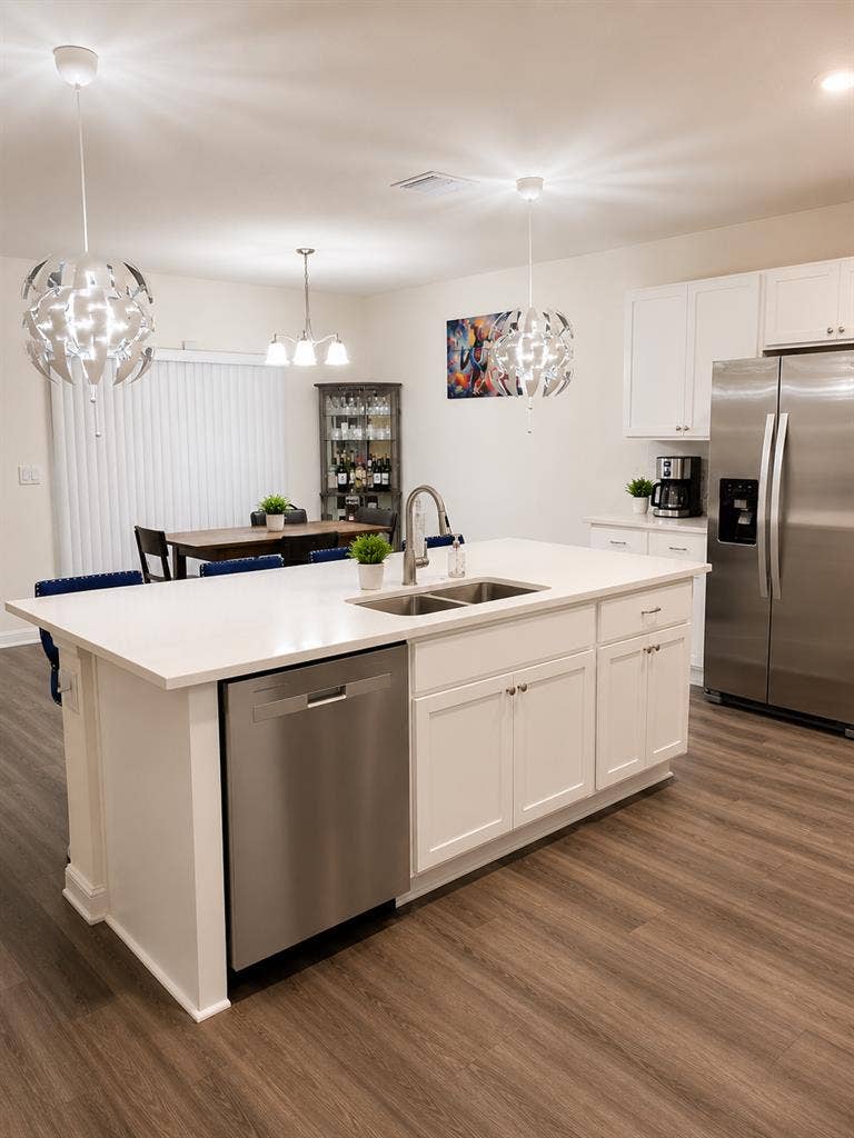 ROOM AVAILABLE – Apopka (32712)