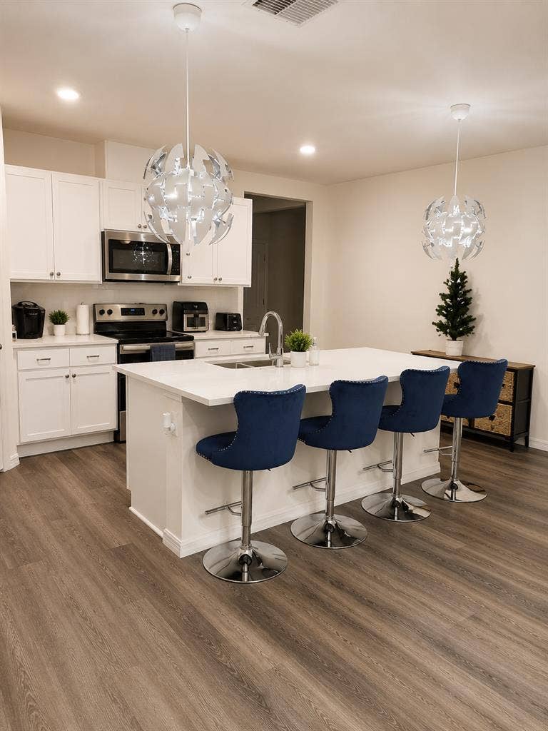 ROOM AVAILABLE – Apopka (32712)