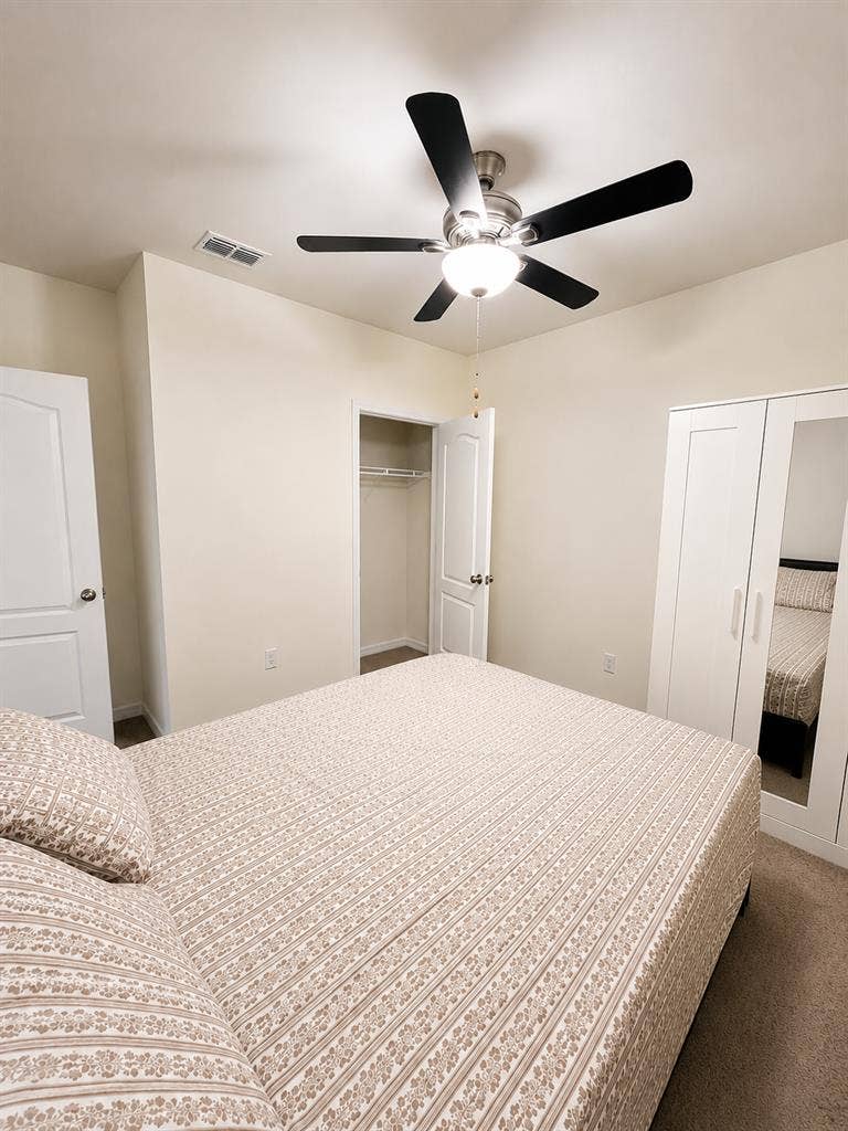 ROOM AVAILABLE – Apopka (32712)