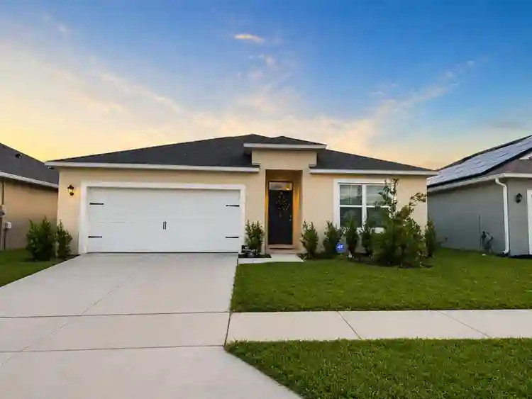 ROOM AVAILABLE – Apopka (32712)