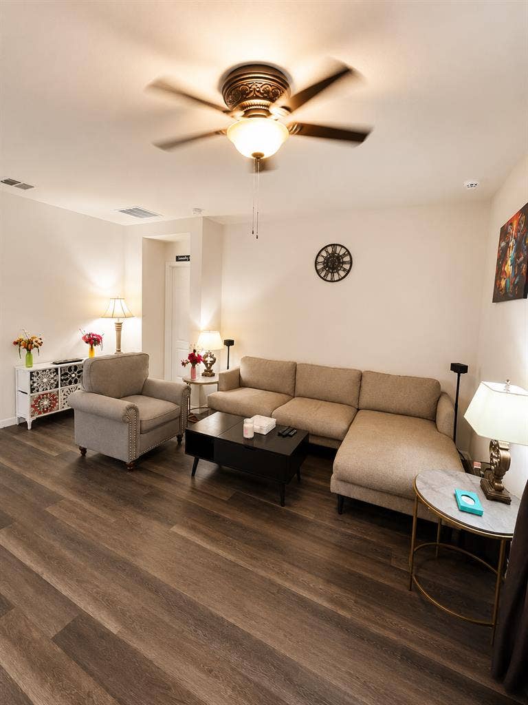 ROOM AVAILABLE – Apopka (32712)