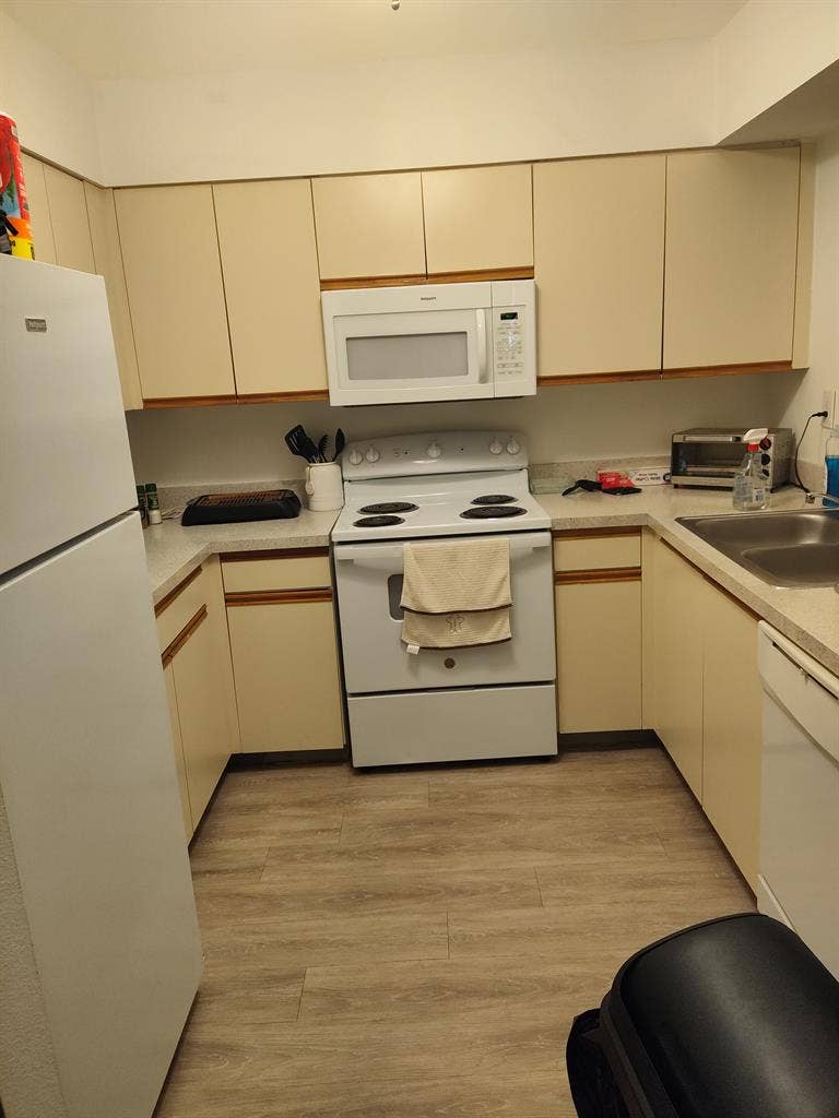 ROOMMATE WANTED TO SHARE 2BR APT