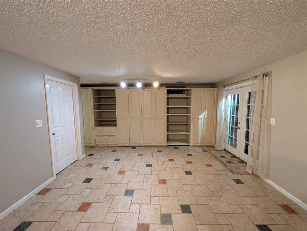 ROOM FOR RENT IN BASEMENT