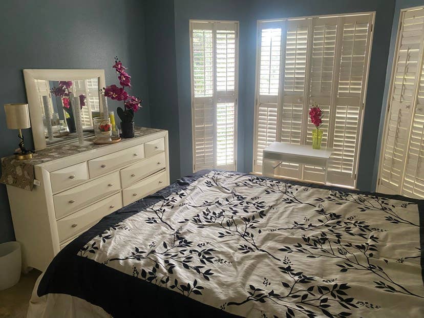 Nice furnished room with amenities.