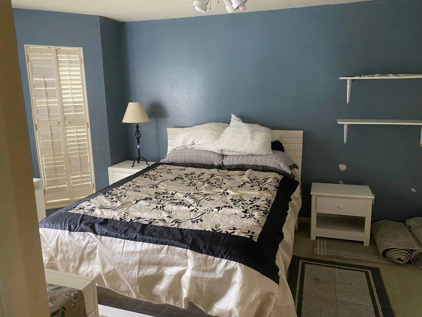 Nice furnished room with amenities.