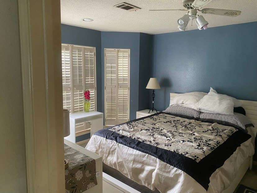Nice furnished room with amenities.