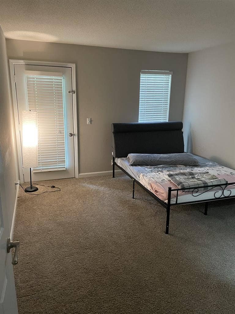 Looking for roommate