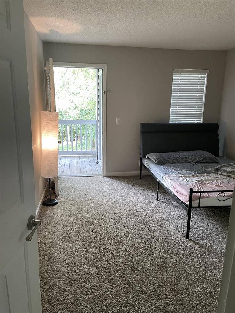 Looking for roommate