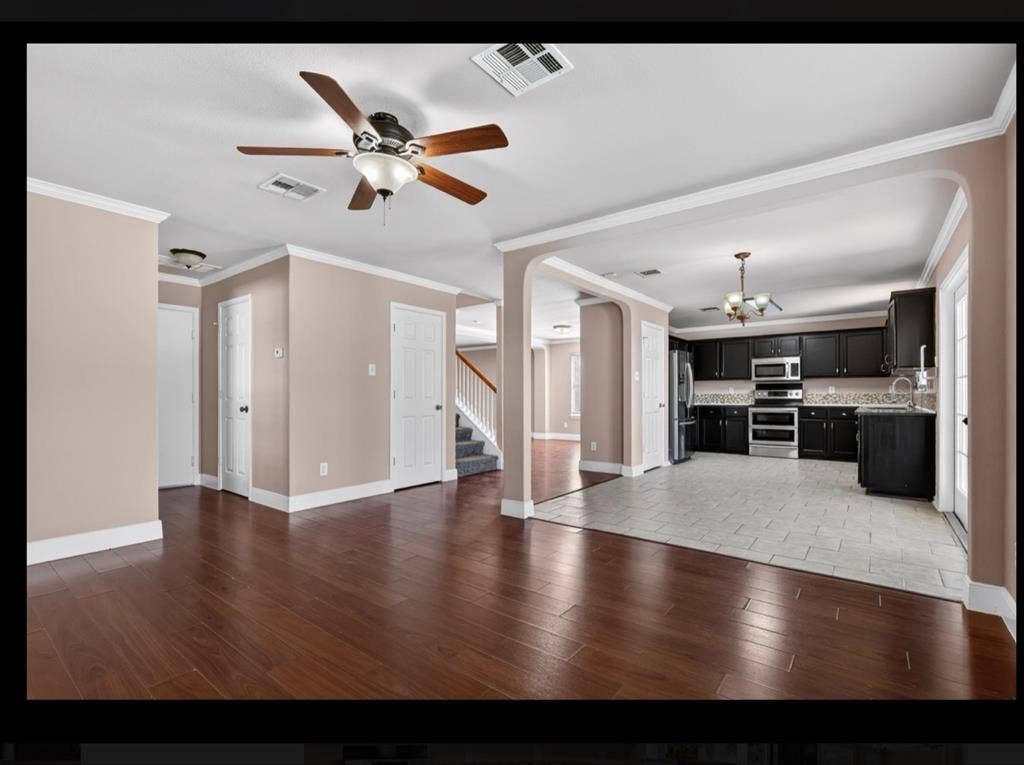 LOOKING FOR ROOMIES