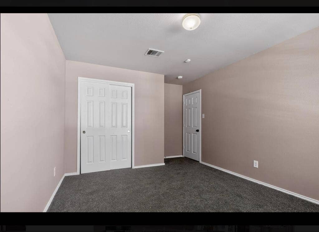 LOOKING FOR ROOMIES