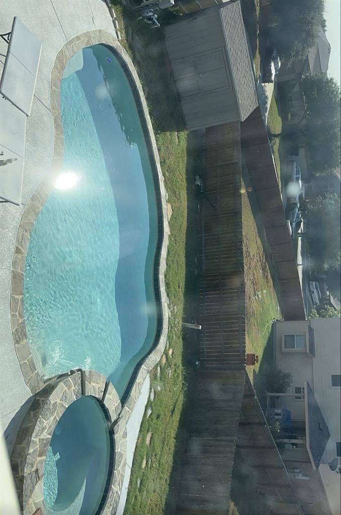 LOOKING FOR ROOMIES