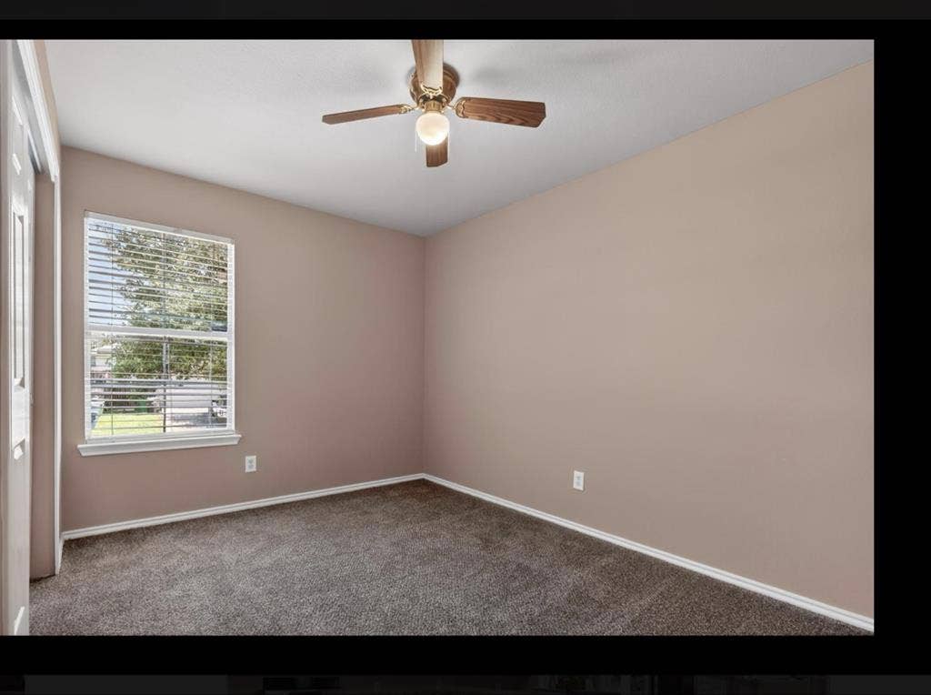 LOOKING FOR ROOMIES
