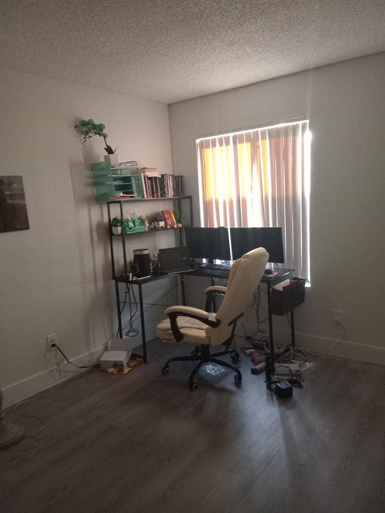 Room foor rent in East Mesa