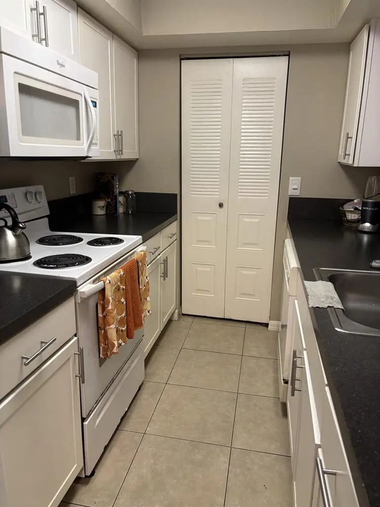 Seeking Easygoing Female Roomate