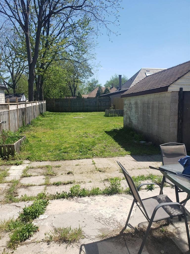 1 Bedroom in 3 Bedroom House