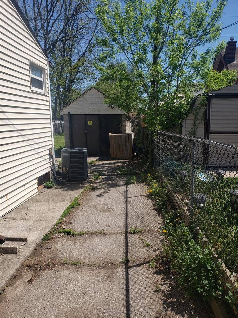 1 Bedroom in 3 Bedroom House