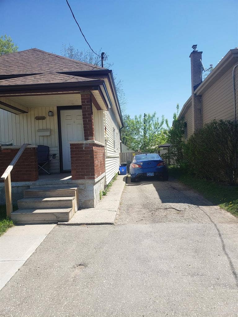 1 Bedroom in 3 Bedroom House