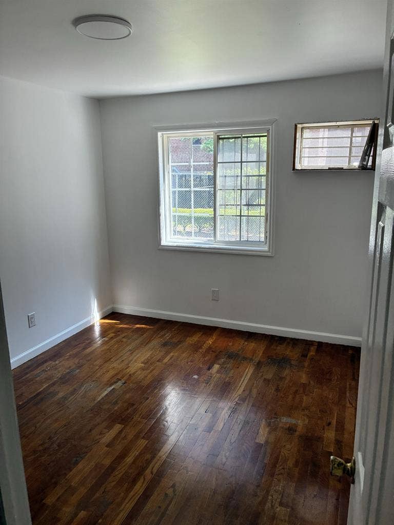 Private room and bath: Far Rockaway