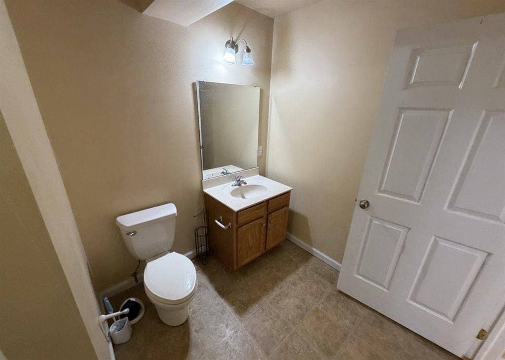 1 room available in a 2 bedroomm