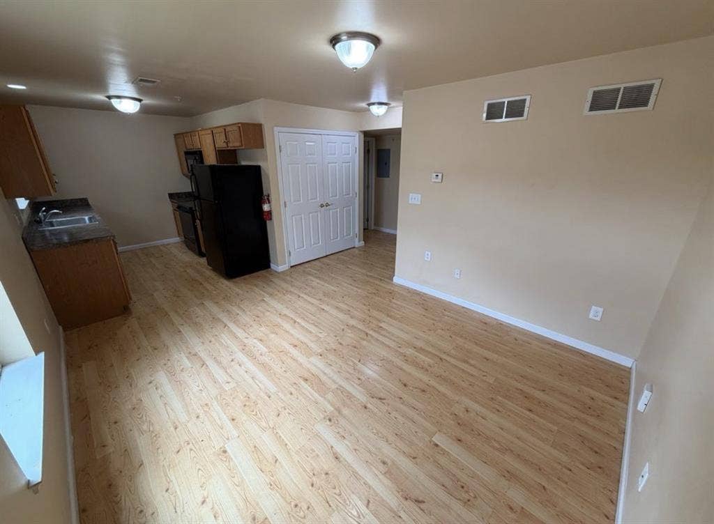 1 room available in a 2 bedroomm