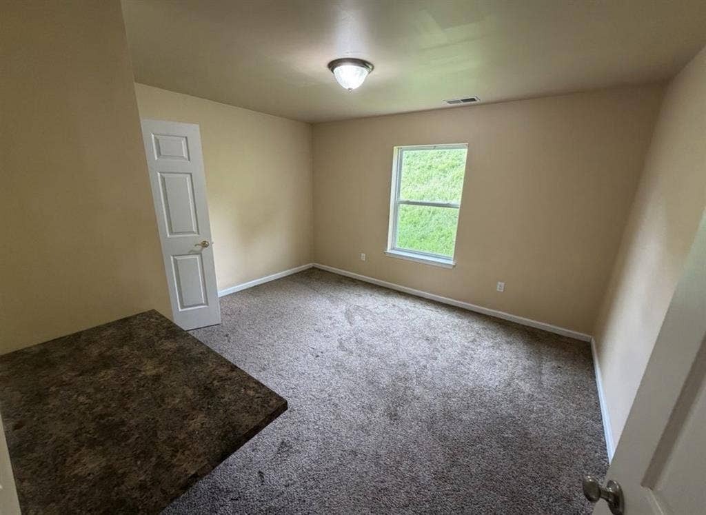 1 room available in a 2 bedroomm