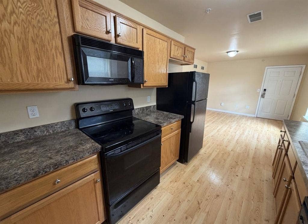 1 room available in a 2 bedroomm