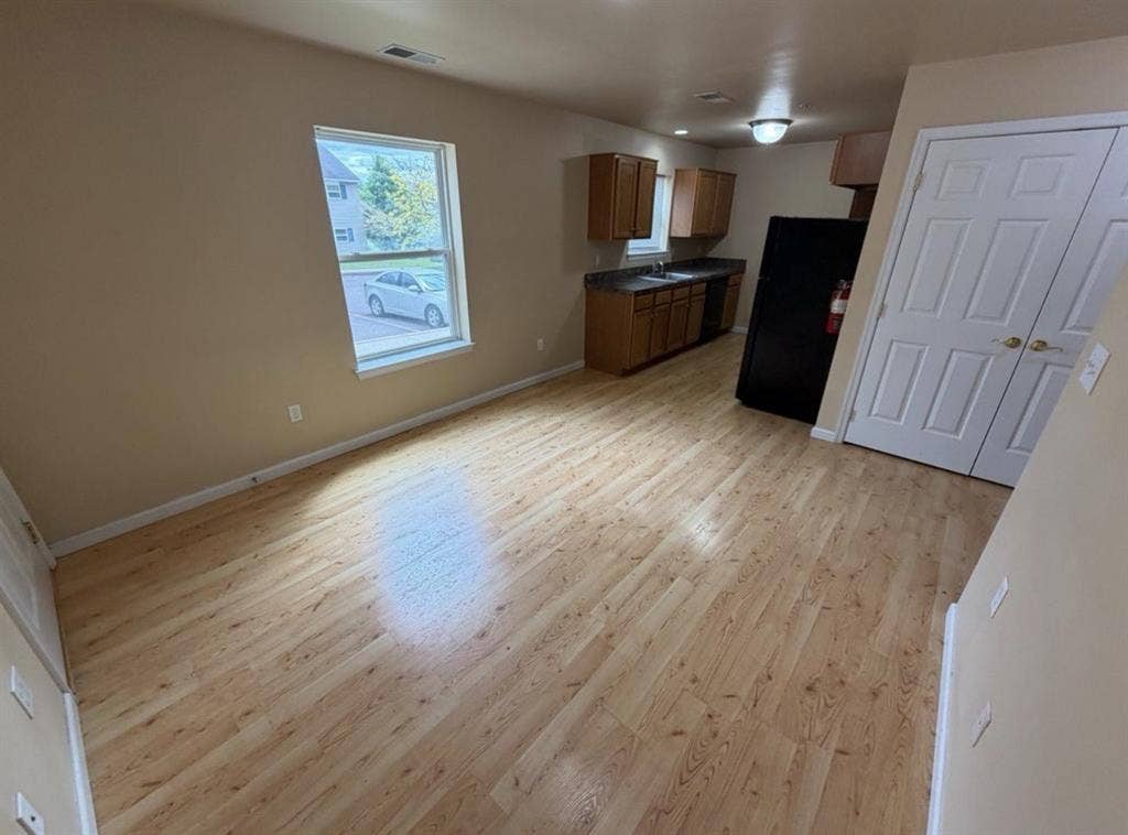 1 room available in a 2 bedroomm