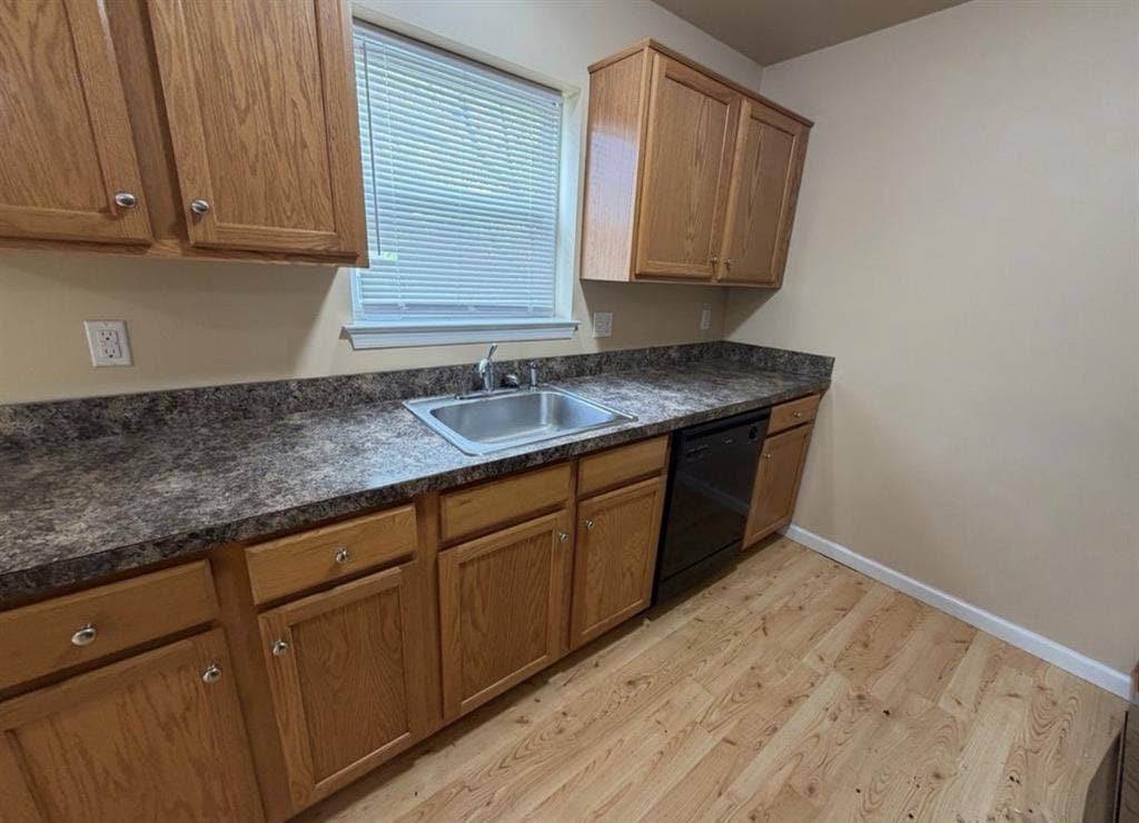 1 room available in a 2 bedroomm