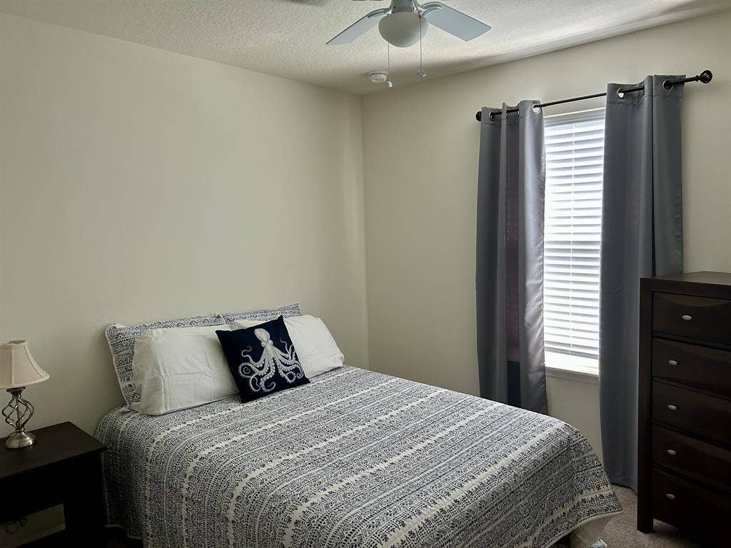 Private bed/bath in gated community