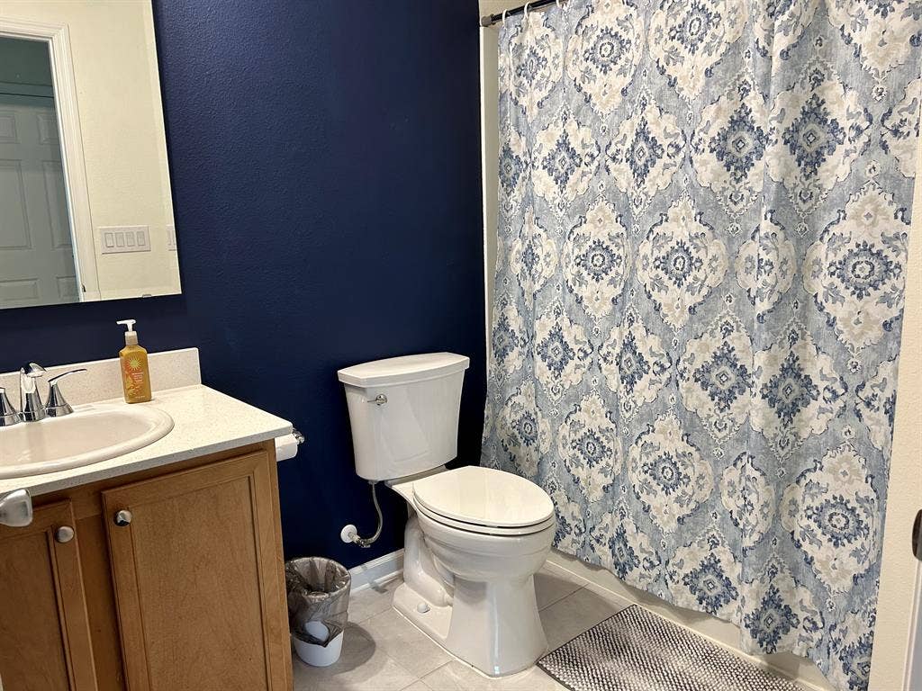 Private bed/bath in gated community