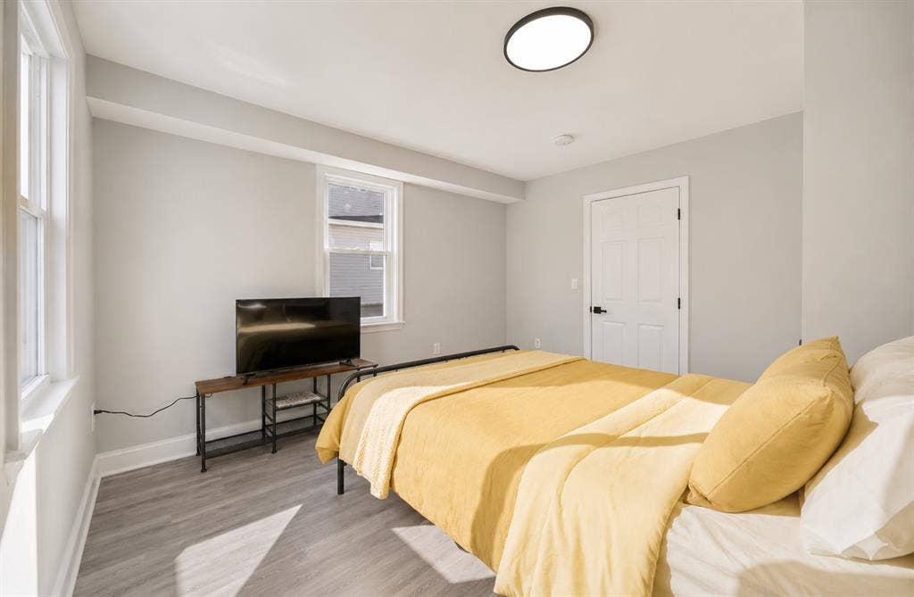 Lemon Yellow Room for Rent!