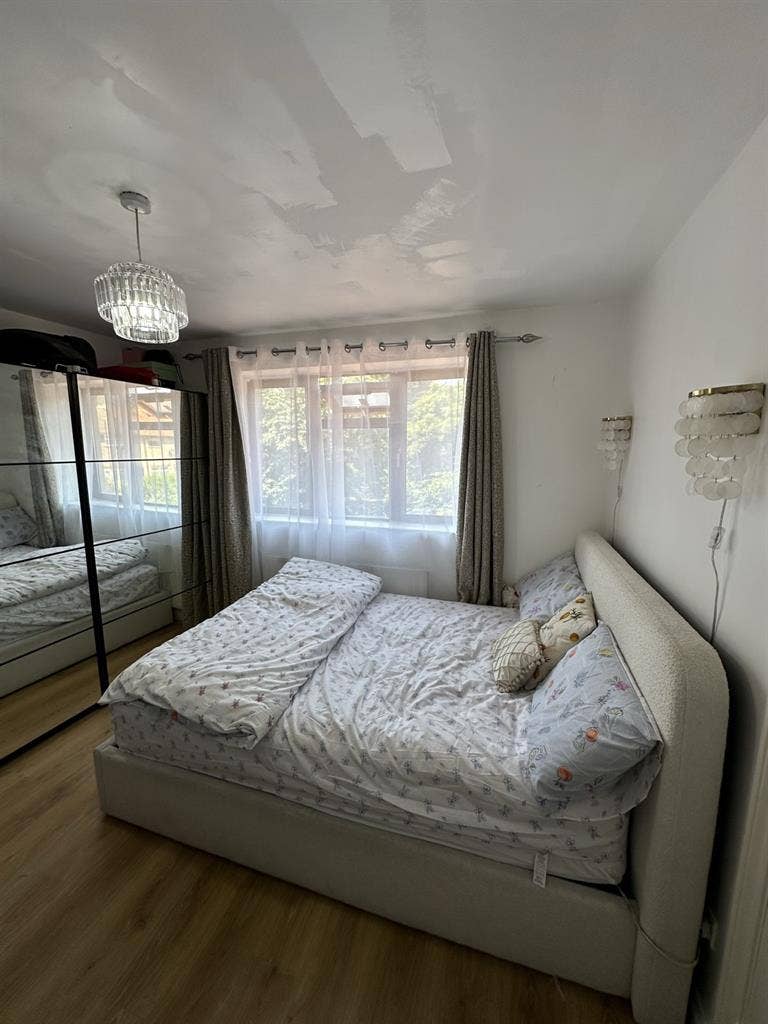 double bedroom to let in Stratford