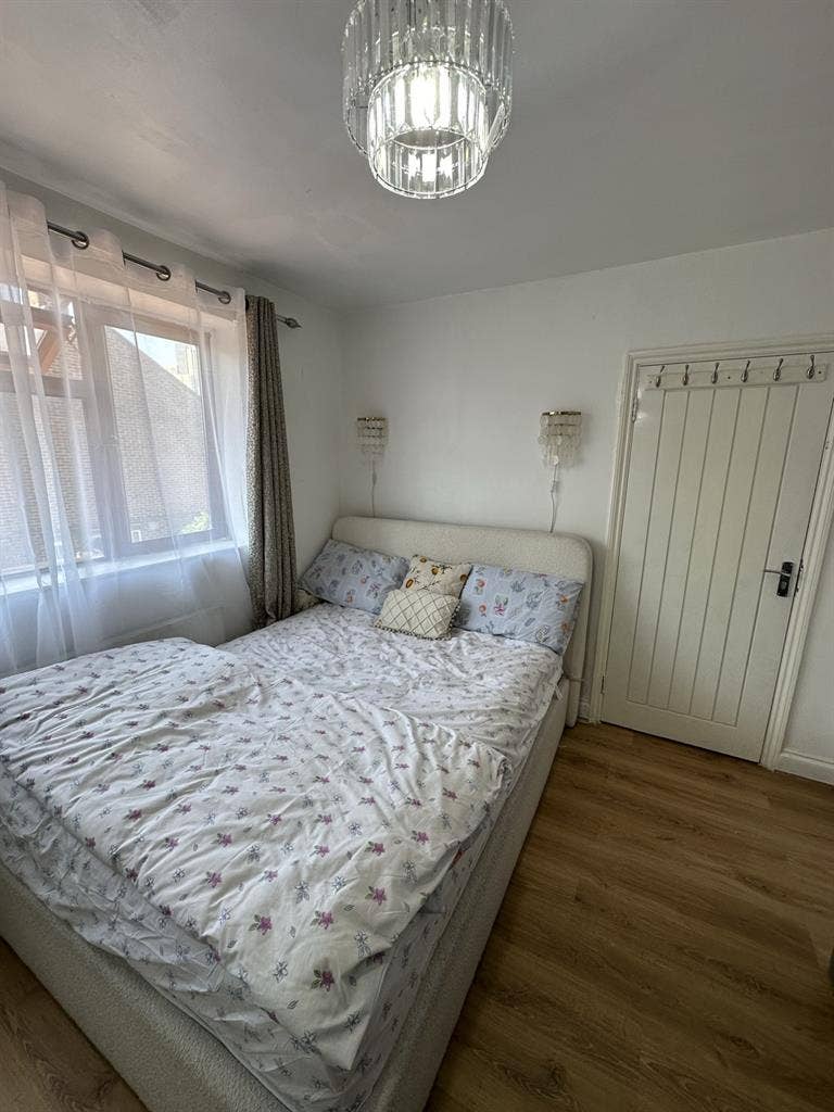 double bedroom to let in Stratford