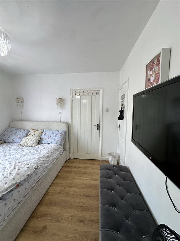 double bedroom to let in Stratford