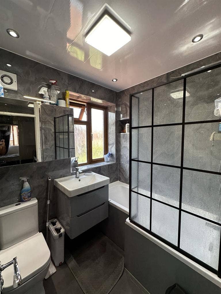 double bedroom to let in Stratford