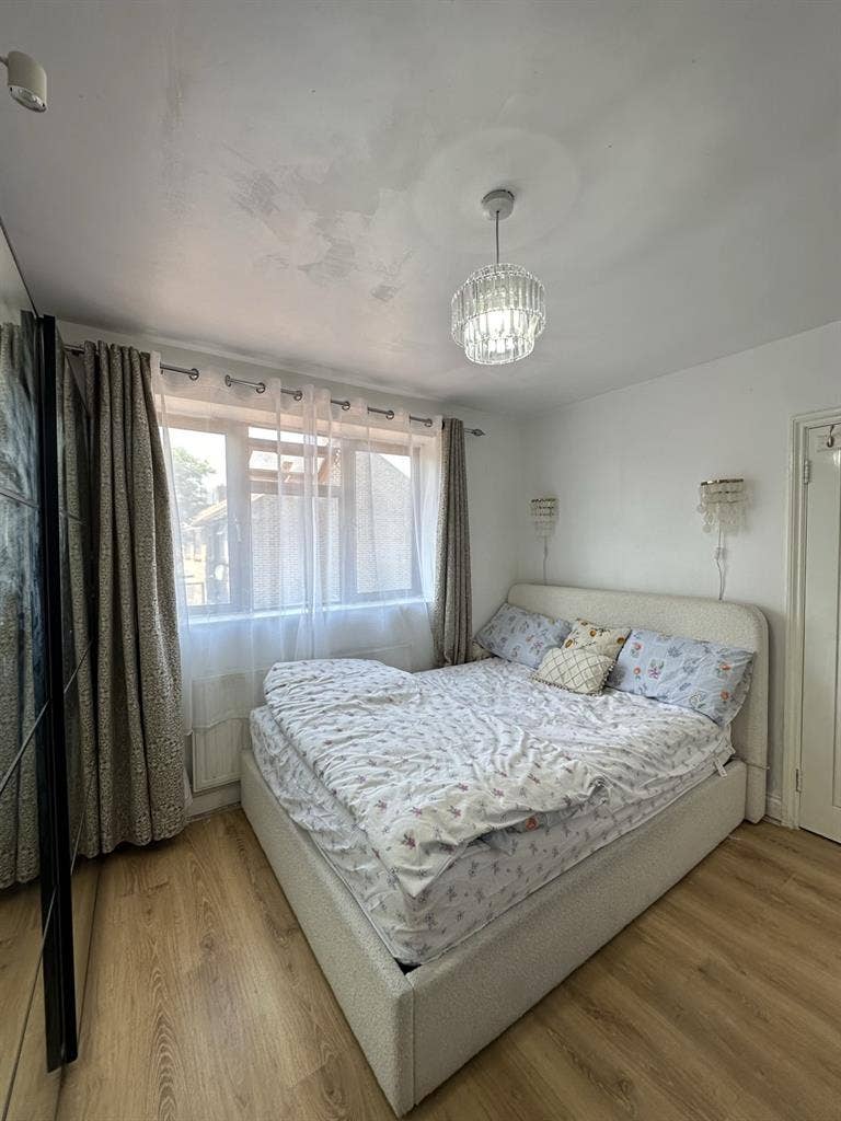 double bedroom to let in Stratford
