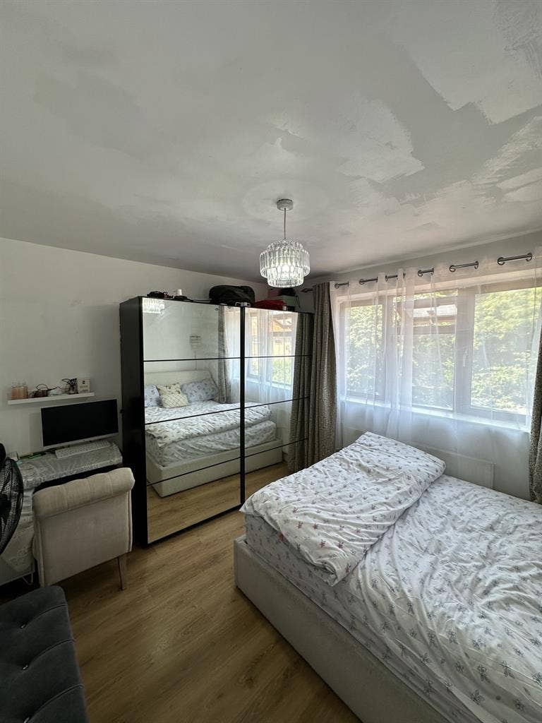 double bedroom to let in Stratford