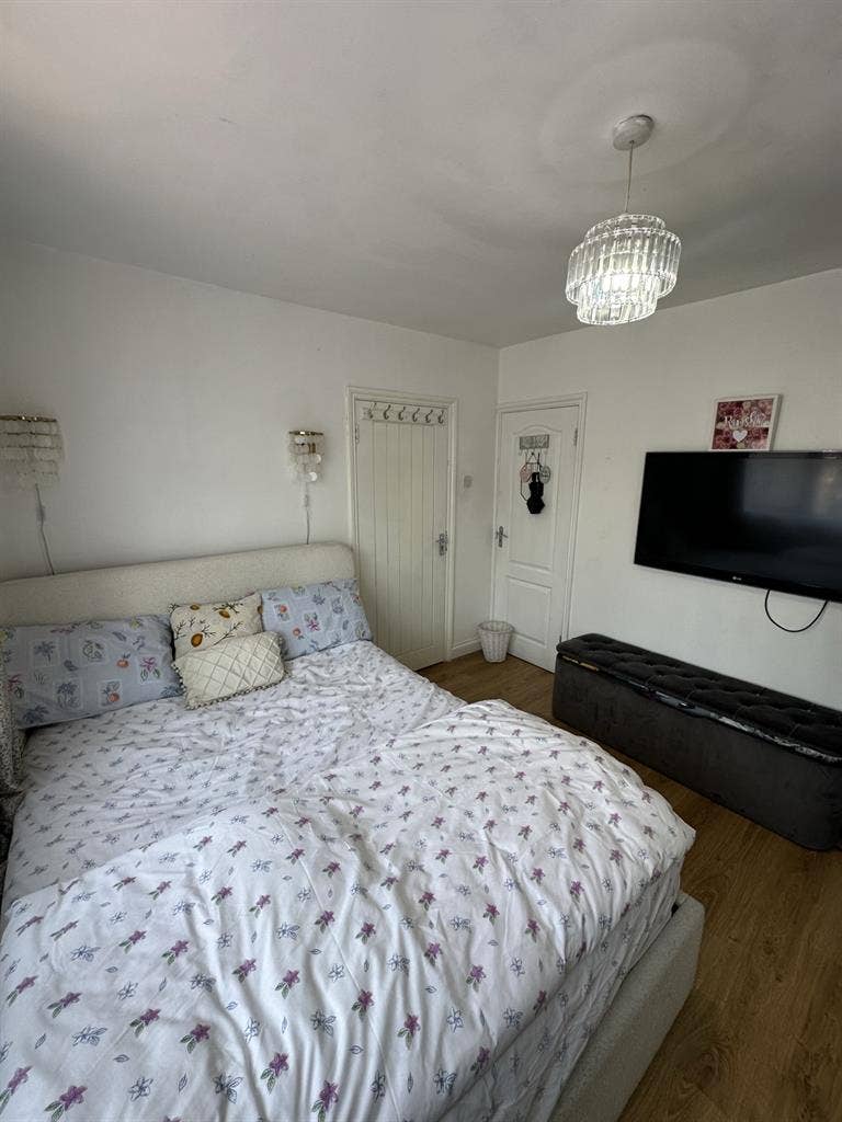 double bedroom to let in Stratford