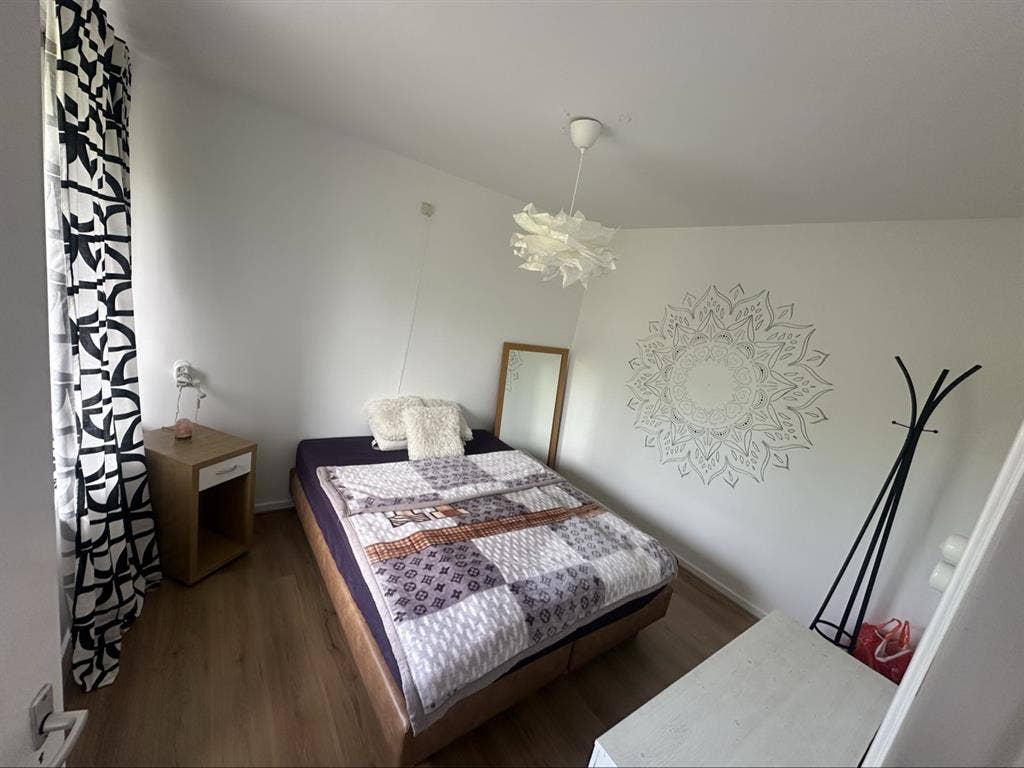 Quiet room for rent, €600