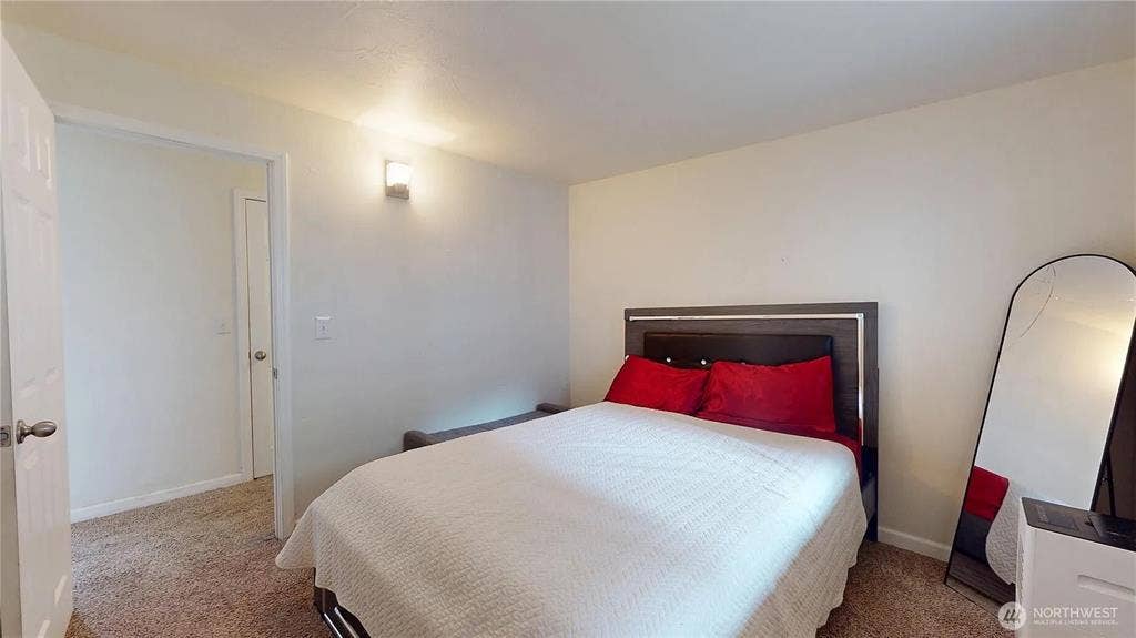 Two Female or LBGTQ+ Male Roommates