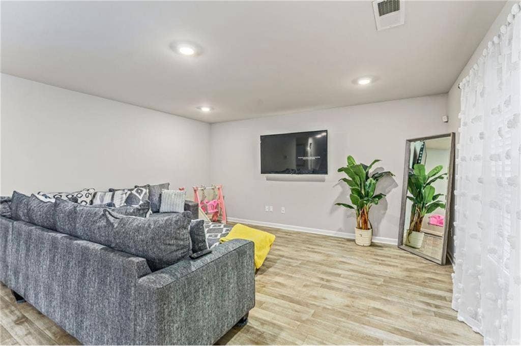 FURNISHED ROOM FOR RENT
