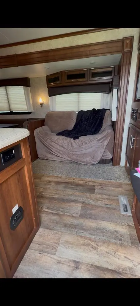 Fully furnish 2 bed 1 bath with TV