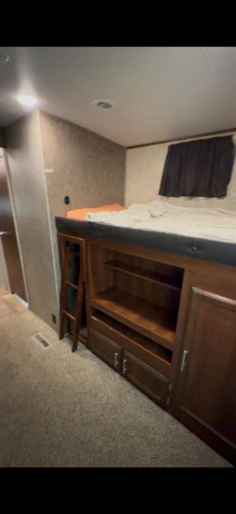 Fully furnish 2 bed 1 bath with TV