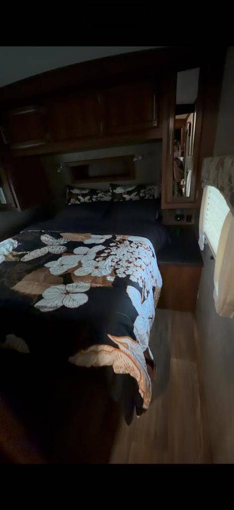 Fully furnish 2 bed 1 bath with TV