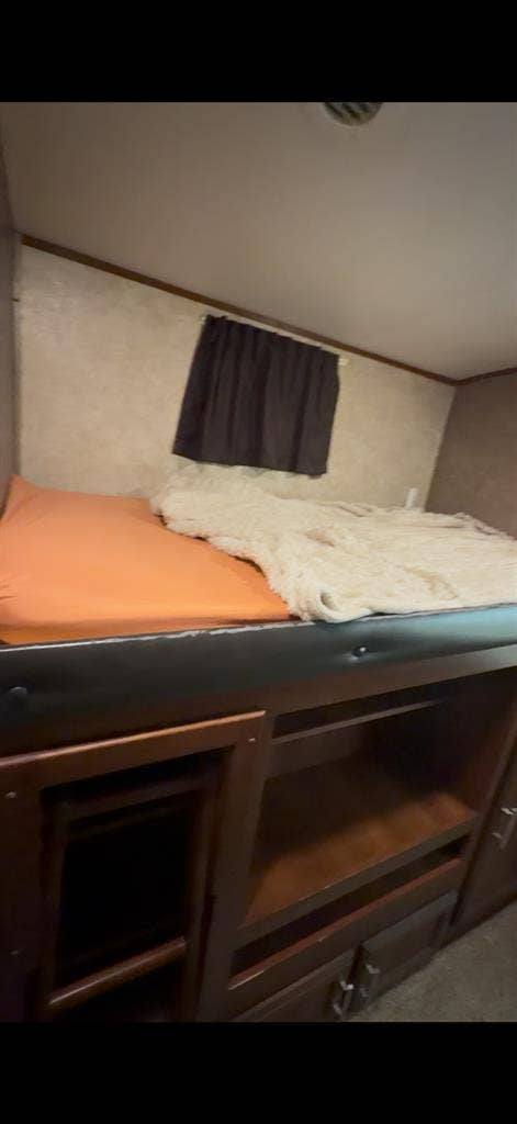 Fully furnish 2 bed 1 bath with TV