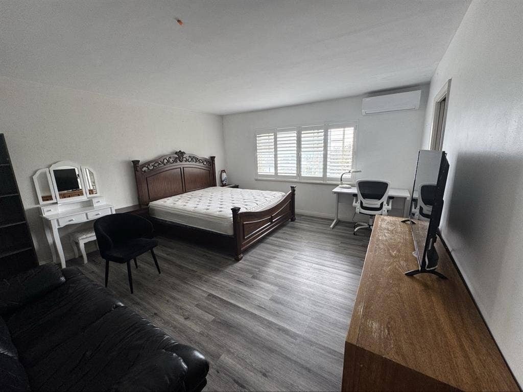 Master room for rent