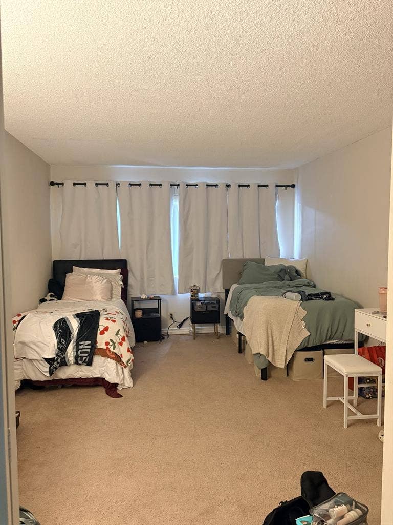 Large master bedroom for rent