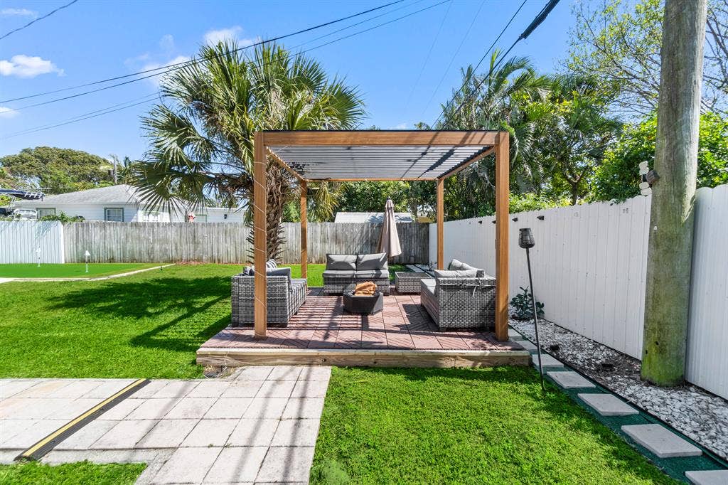 Full Furnished 2BD/1BA Home