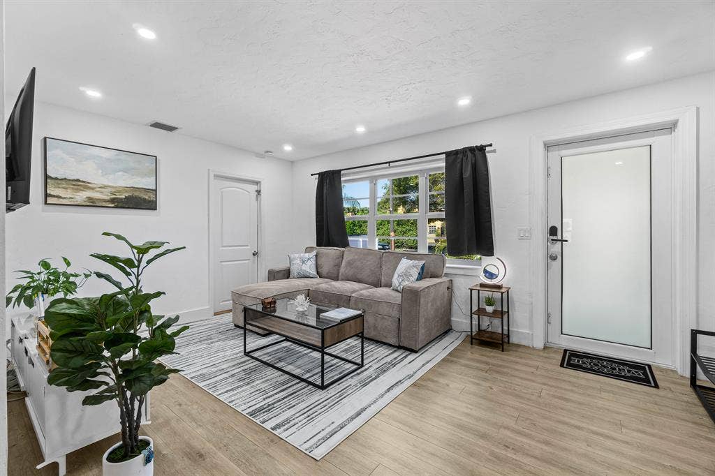 Full Furnished 2BD/1BA Home