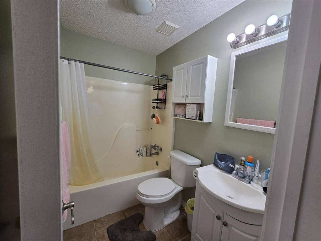 Looking for a female roommate